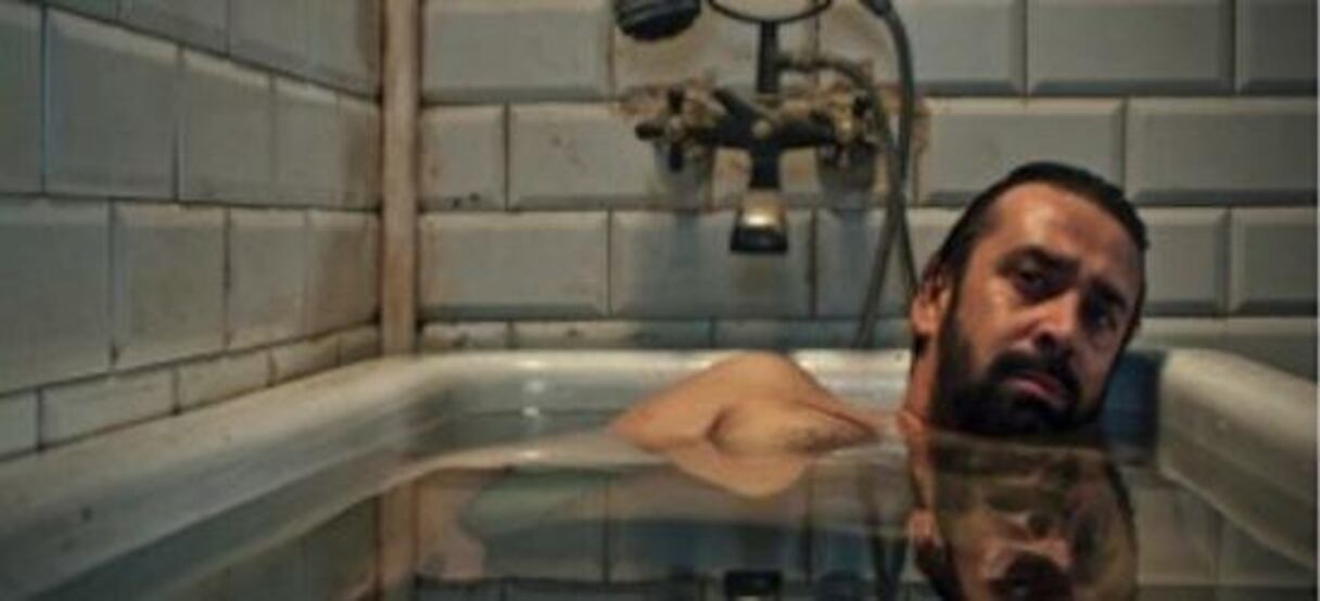 L'éléphant bleu, du réalisateur égyptien Marwan Hamed qui a signé L'Immeuble Yacoubian, retrace l'histoire de Yehia, qui sort d'un isolement volontaire de 5 ans pour travailler dans un hôpital psychiatrique. Il retrouve une personne qui réveillera des douleurs.
 
