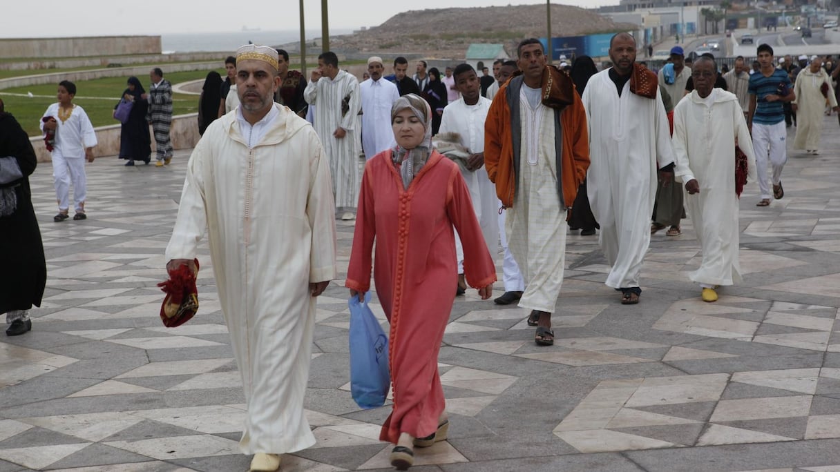 En ce matin de l'Aïd Al Adha, les fidèles ont emprunté, en famille, le chemin menant à la mosquée, tapis sous le bras ou sur l'épaule.
