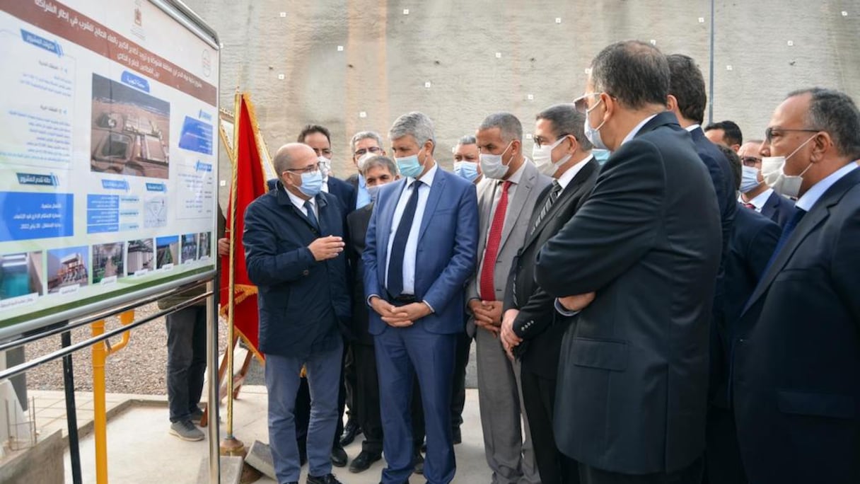 Le ministre de l'Agriculture, Mohammed Sadiki, s'enquiert de l’état d’avancement de la station de dessalement de Chtouka-Aït Baha, jeudi 28 janvier 2022. 
