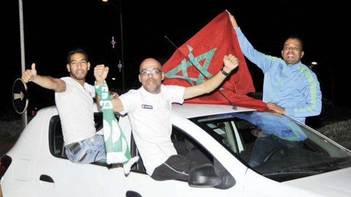 A quelques 400 kilomètres de la rencontre, à Casablanca, les plus fervents des supporters rajaouis portent haut, les couleurs du club et du pays.
