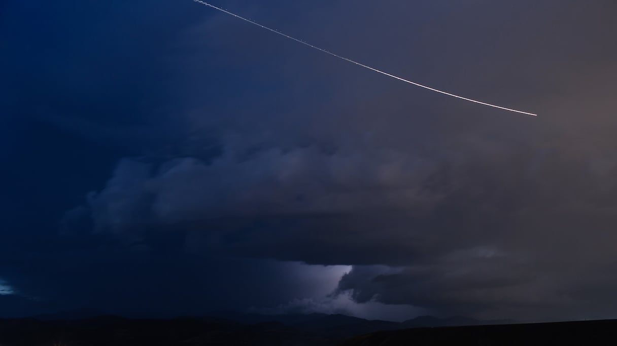 Une comète survole le ciel.
