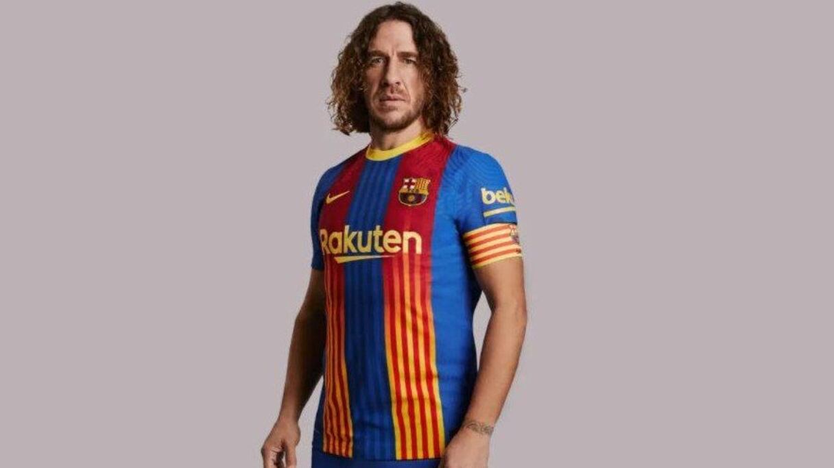 Carles Puyol présente le maillot spécial Clasico.

