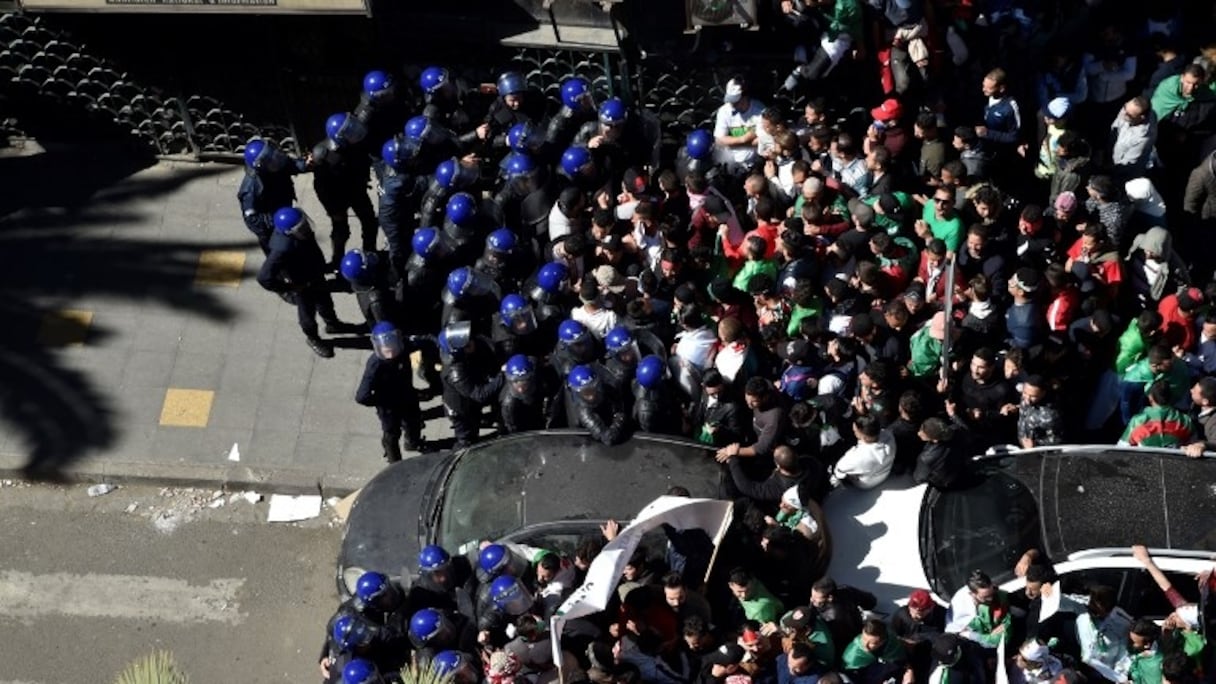 Algérie: une foule immense défile dans le centre d'Alger.
