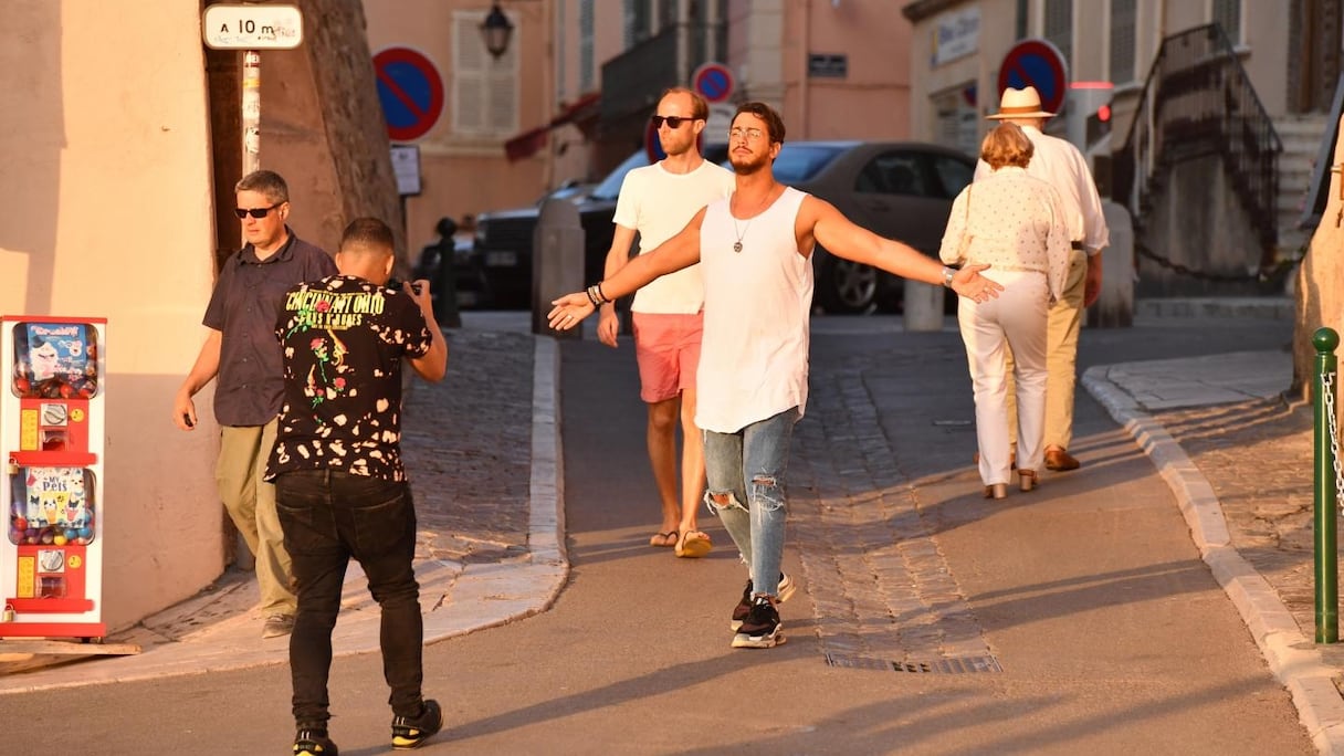 Saad Lamjarred se faisant photographier dans les ruelles de Saint-Tropez, en juillet dernier.
