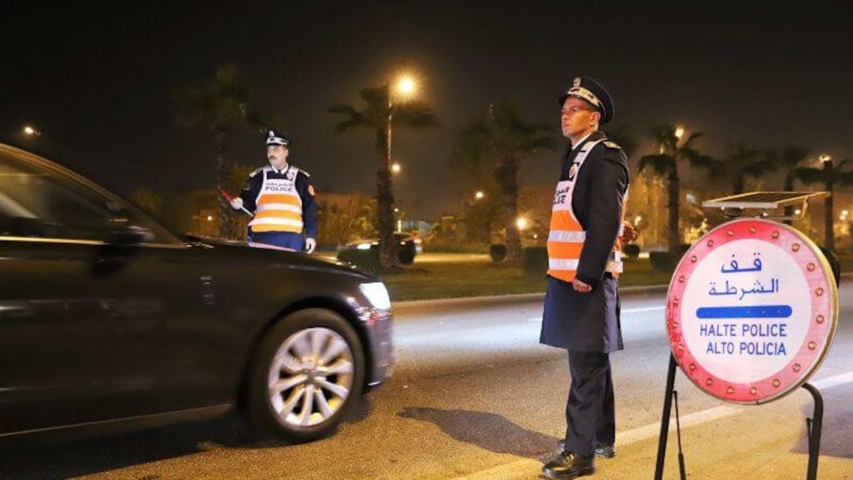 Barrage de police nocturne sur une route du Maroc. 
