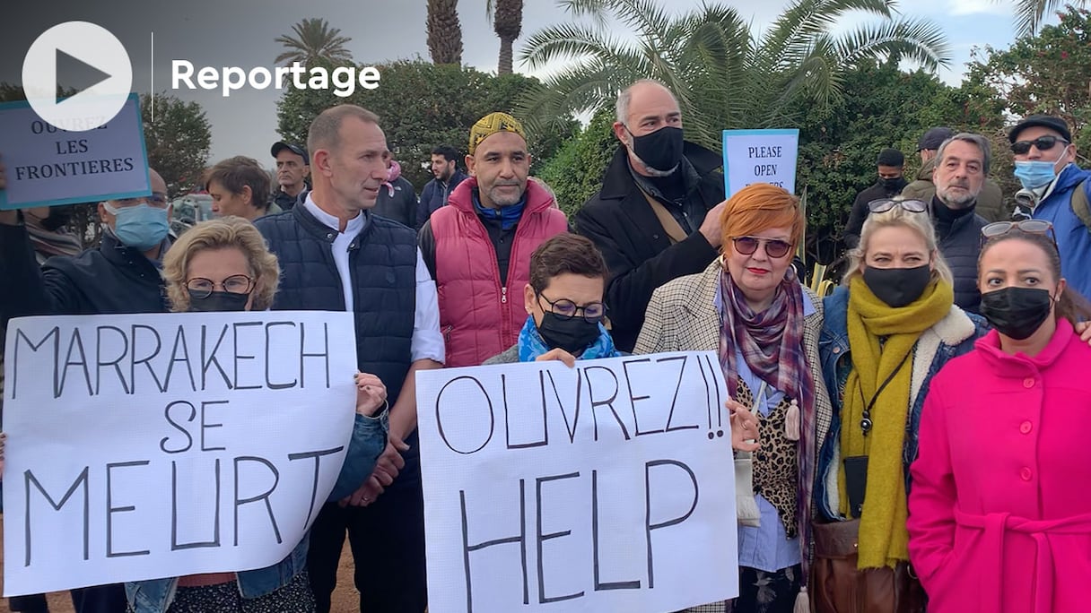 Un rassemblement, mené par les gérants de maison d’hôtes, guides touristiques, personnels de restaurants, conducteurs de calèches, et une poignée d’artistes de la place Jamaâ El Fna, mercredi 26 janvier 2022 à Marrakech, appelle à la réouverture des frontières.
