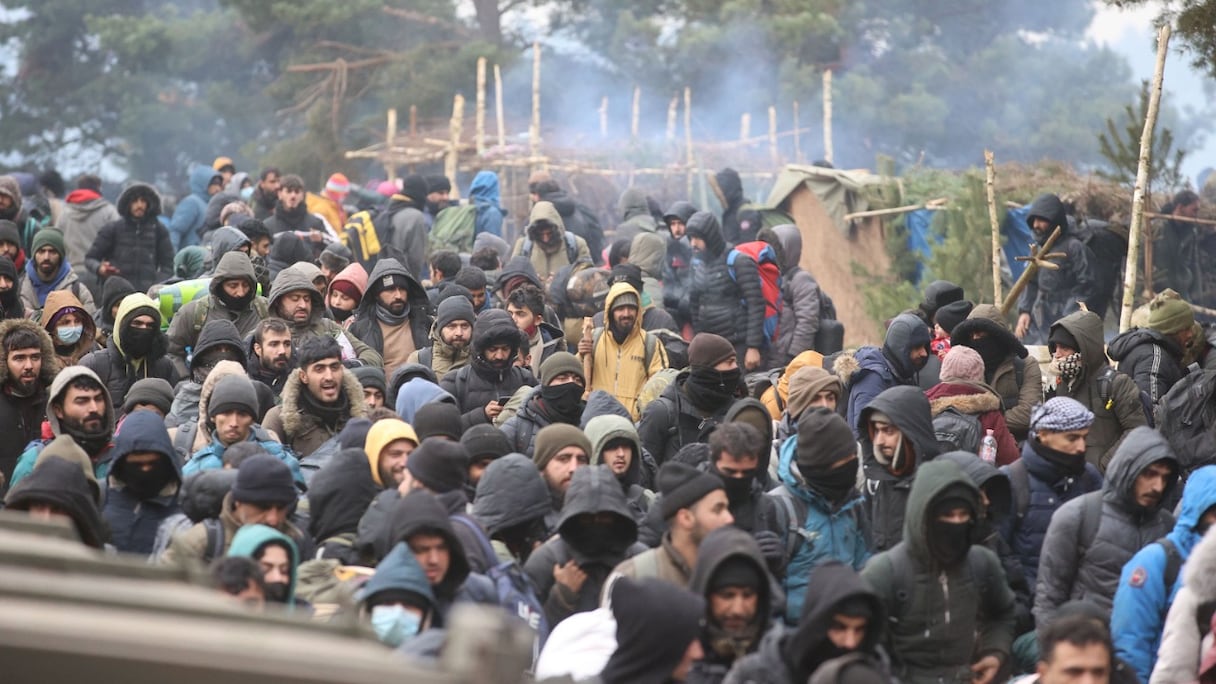 Des migrants au poste-frontière polonais de Kuznica à la frontière biélorusso-polonaise, le 15 novembre 2021. Des milliers de migrants, originaires pour la plupart du Moyen-Orient, ont franchi ou tenté de franchir la frontière de l'UE et de l'OTAN depuis l'été dernier.
