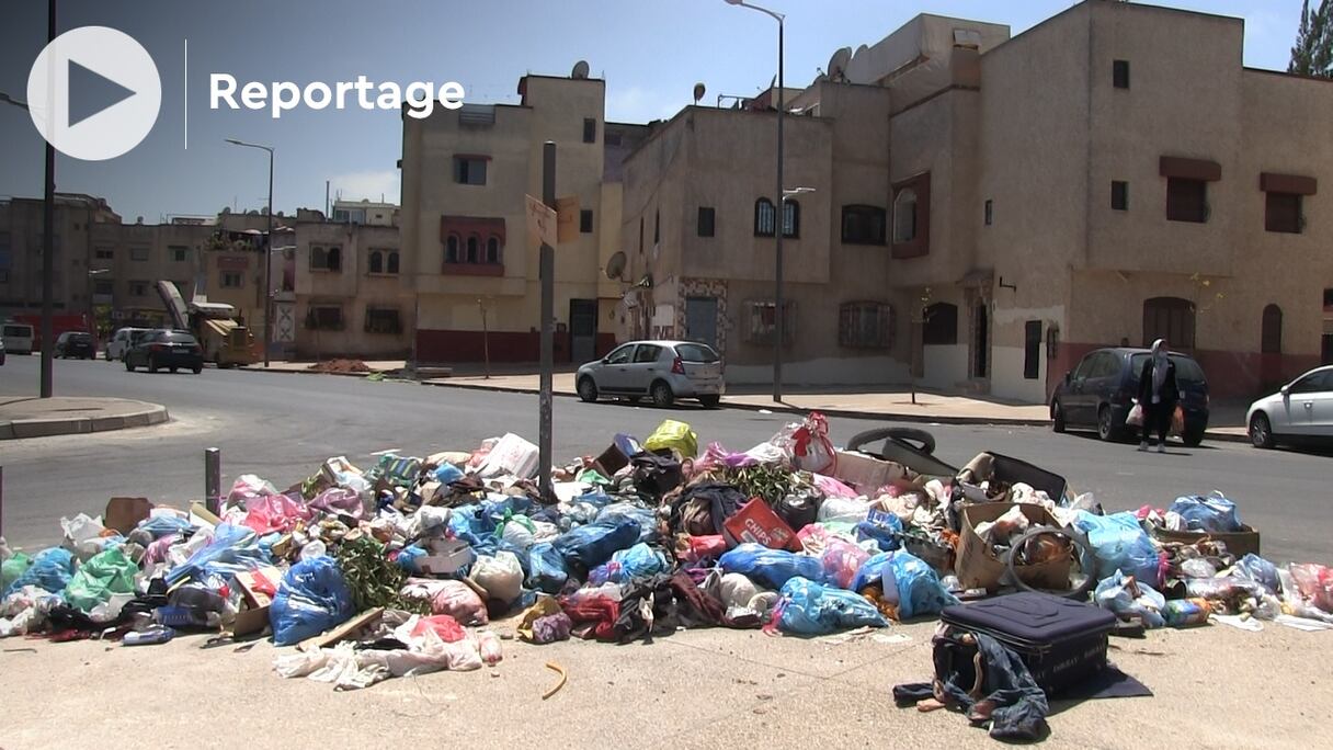 L'un des nombreux amas de déchets qui s'amoncellent dans les artères de Témara depuis le 3 mai 2021. 
