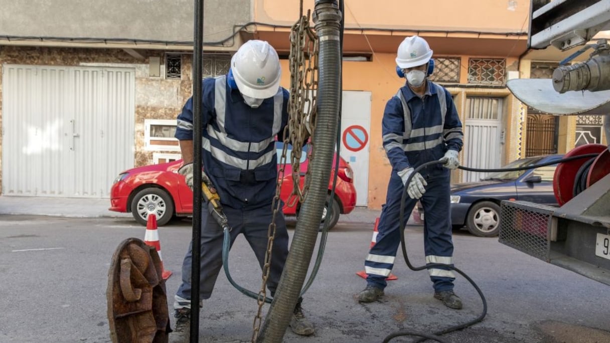 Opération de curage realisée par les agens de la Lydec pendant le confinement.
