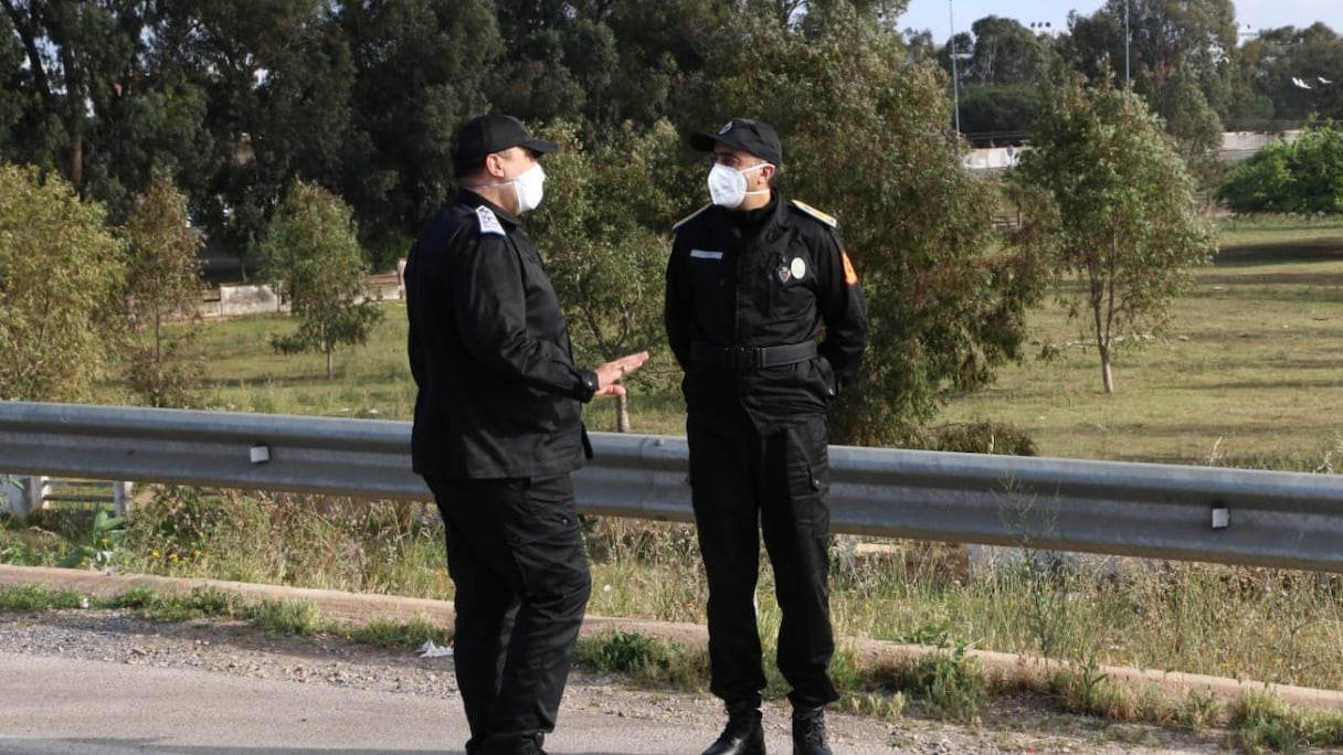 Abdellatif Hammouchi, directeur général du pôle DGSN/DGST, dans l'uniforme que requiert l'instauration de l'état d'urgence sanitaire. 
