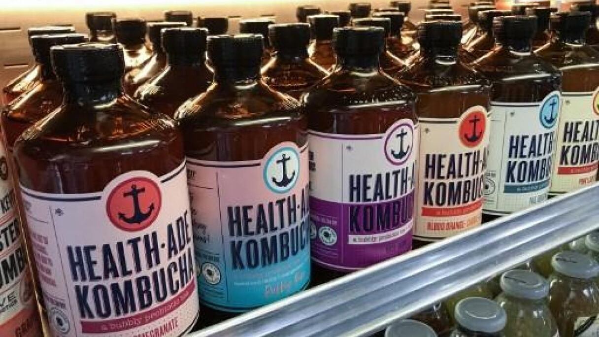 Un rayon de bouteilles de kombucha. 
