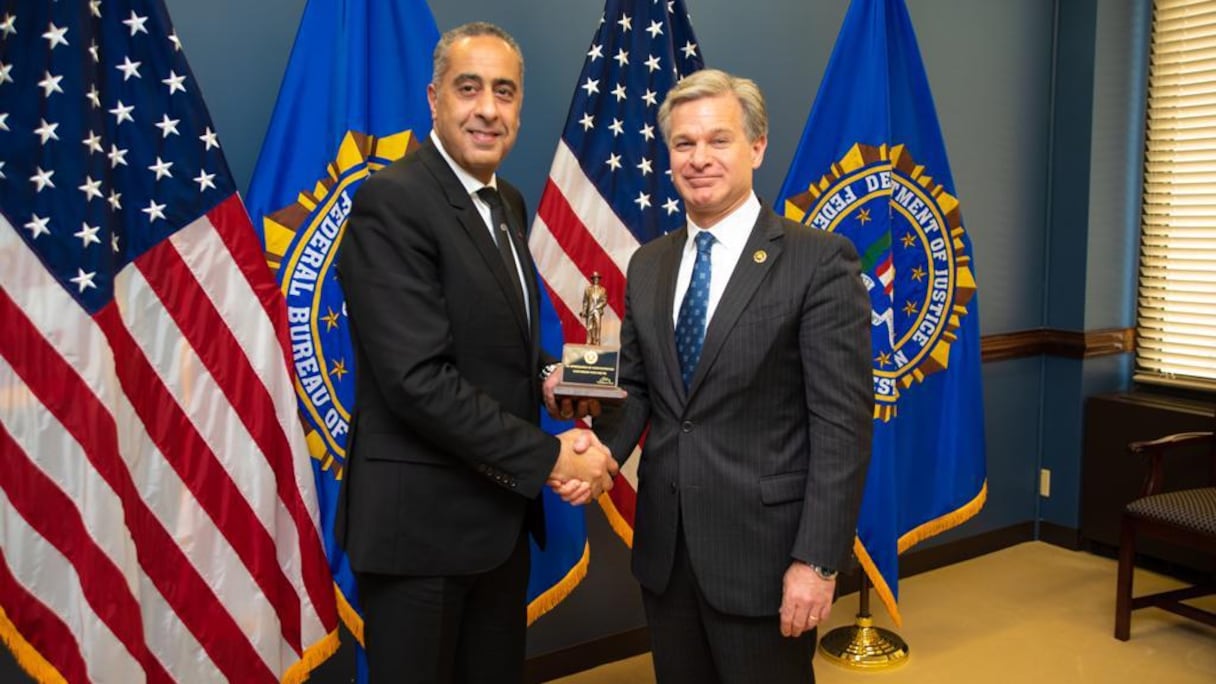 Abdellatif Hammouchi reçu par le patron du FBI, Christopher Wray, lors d'une visite de travail aux Etats-Unis, du 13 au 14 juin 2022.
