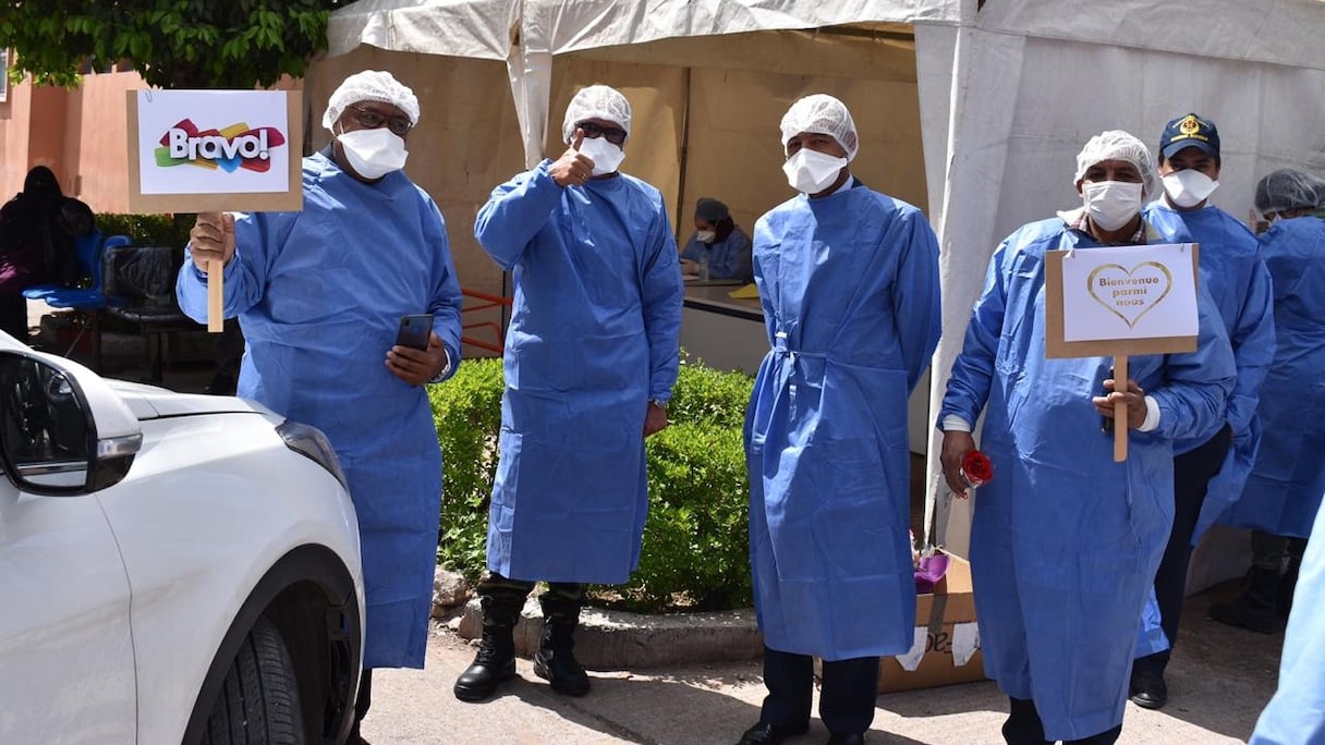 Le staff médical de l'hôpital Arrazi de Marrakech saluant la famille de touristes français.
