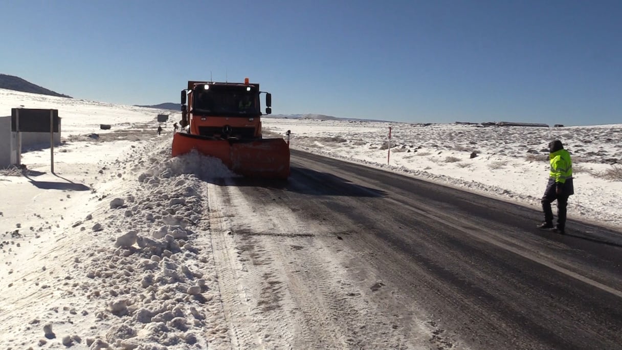 L'un des chasse-neige mobilisés par les autorités de la province d'Ifrane, jeudi 19 janvier 2023.
