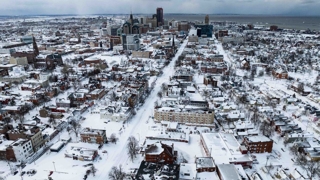 La neige recouvre la ville à Buffalo, New York, le 25 décembre 2022.
