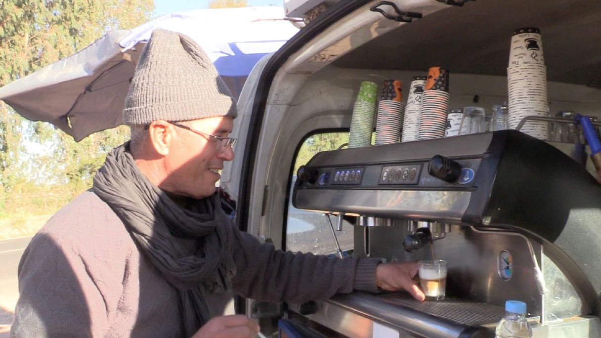 A Marrakech, les coffee-shops mobiles sont stationnés dans les parcs, lors d'événements publics et dans les différents lieux de rassemblement.
