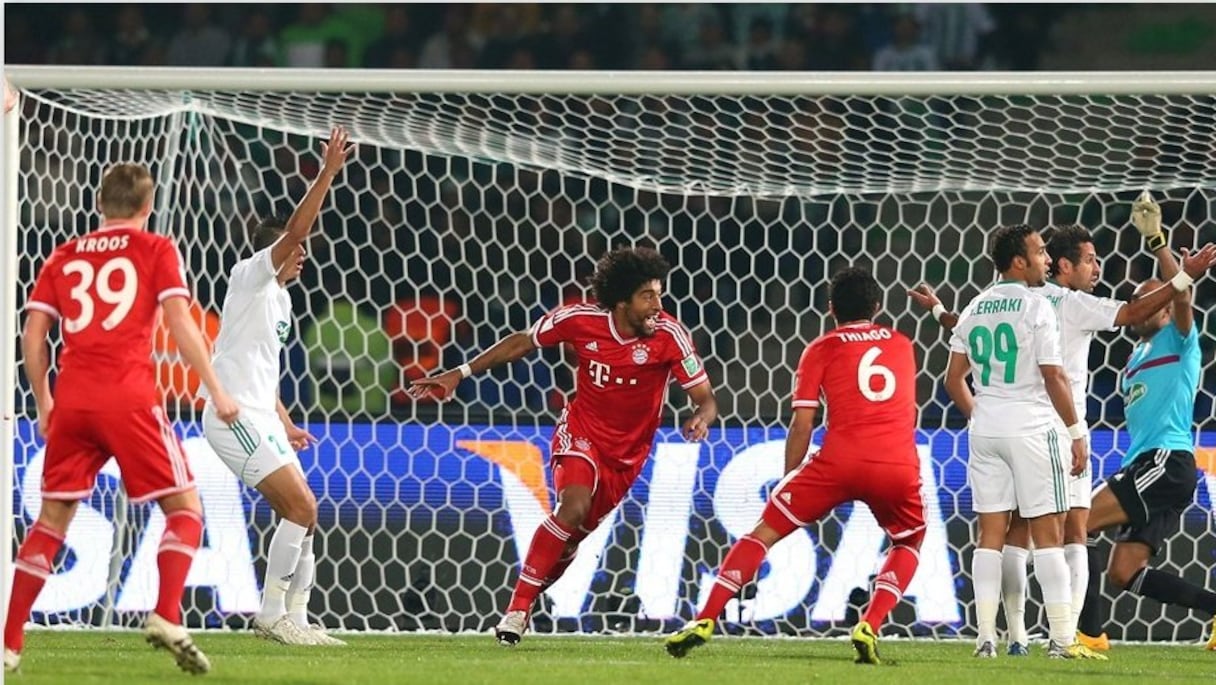 Il suffit de quelques minutes après le début du match, pour que les rouges marquent le premier but de la rencontre.
