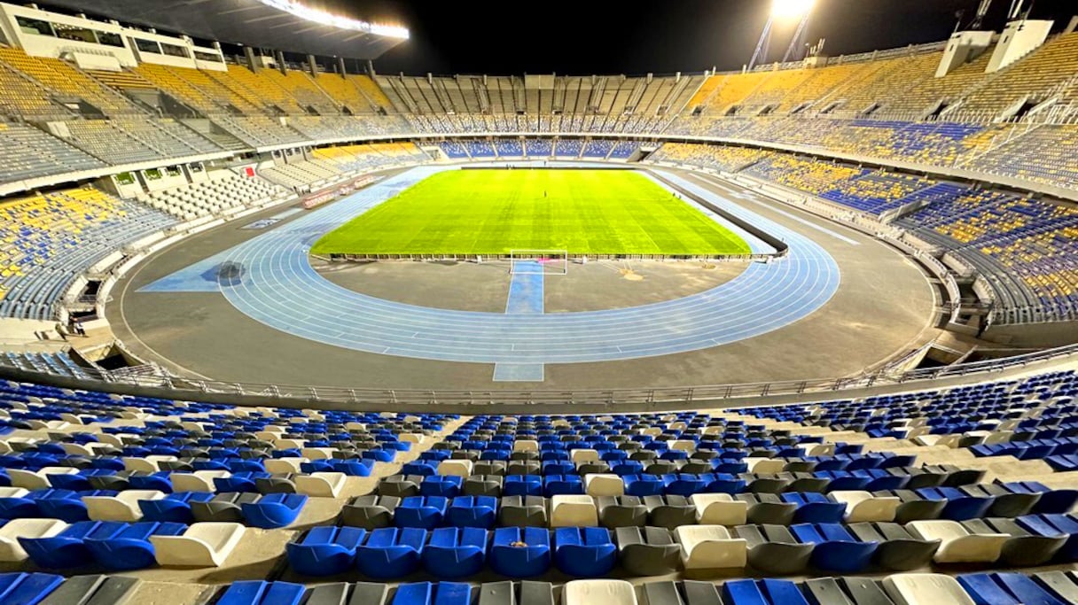 Le grand stade de Tanger en nocturne.
