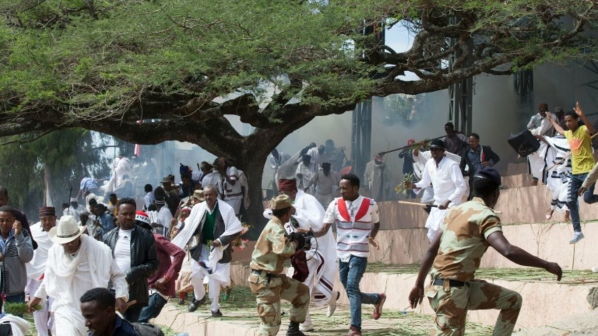 Des festivaliers fuient après des affrontements entre policiers et manifestants suivis d'une bousculade mortelle à Bishoftu (sud d'Addis Abeba) , le 2 octobre 2016.
