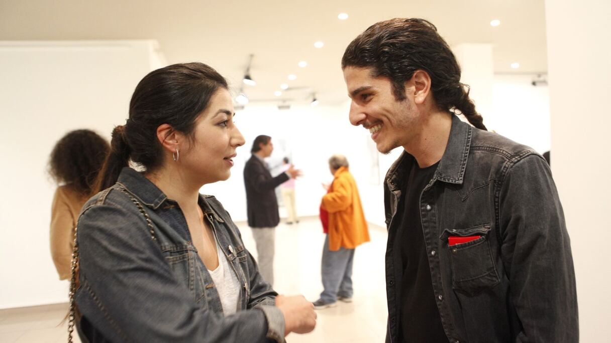 L'artiste photographe Othman Zine est venu découvrir les oeuvres d'Ilias Selfati. 
