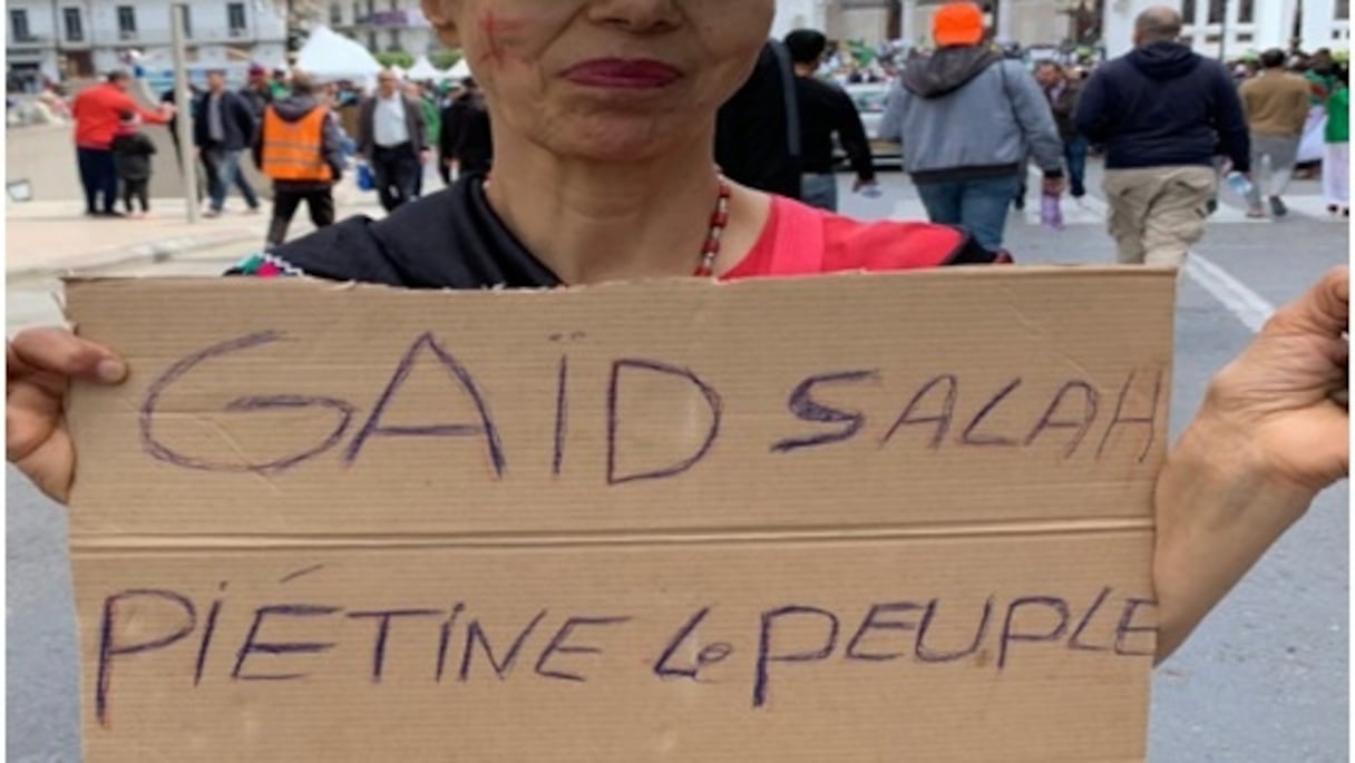 Pancartes anti-Gaïd Salah brandies lors des manifestations du 26 Avril 2019
