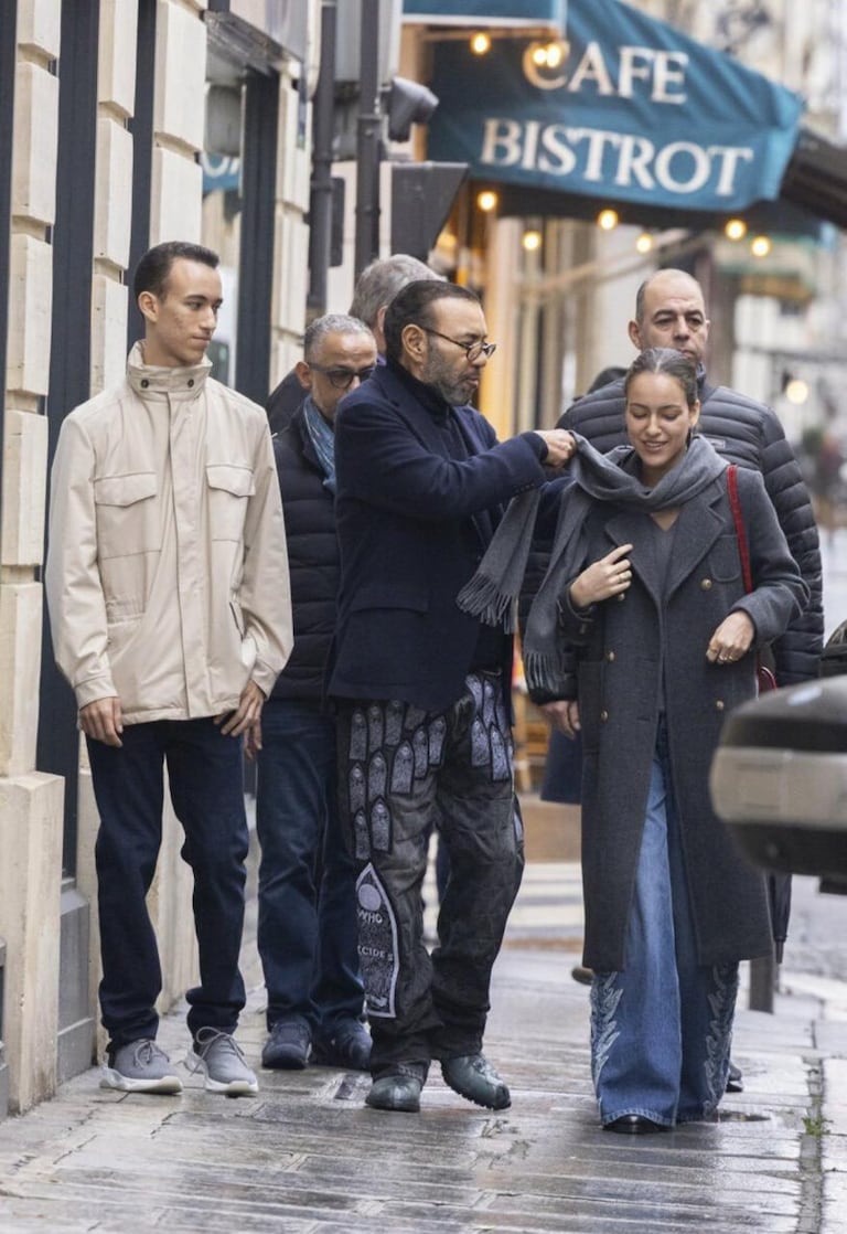 Le roi Mohammed VI avec ses enfants, le prince héritier Moulay El Hassan et Lalla Khadija, à Paris.