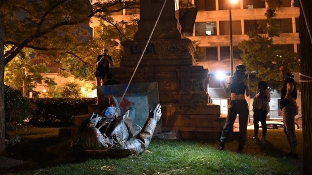 La statue du général confédéré Albert Pike est photographiée après avoir été renversée par des manifestants sur la place judiciaire à Wahsington.
