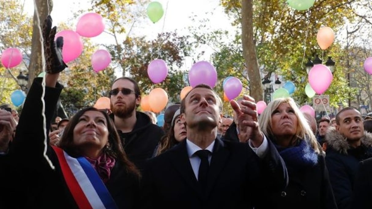 La maire de Paris Anne Hidalgo, Emmanuel Macron et son épouse Brigitte rendent hommage aux victimes des attentats du 13 novembre.
