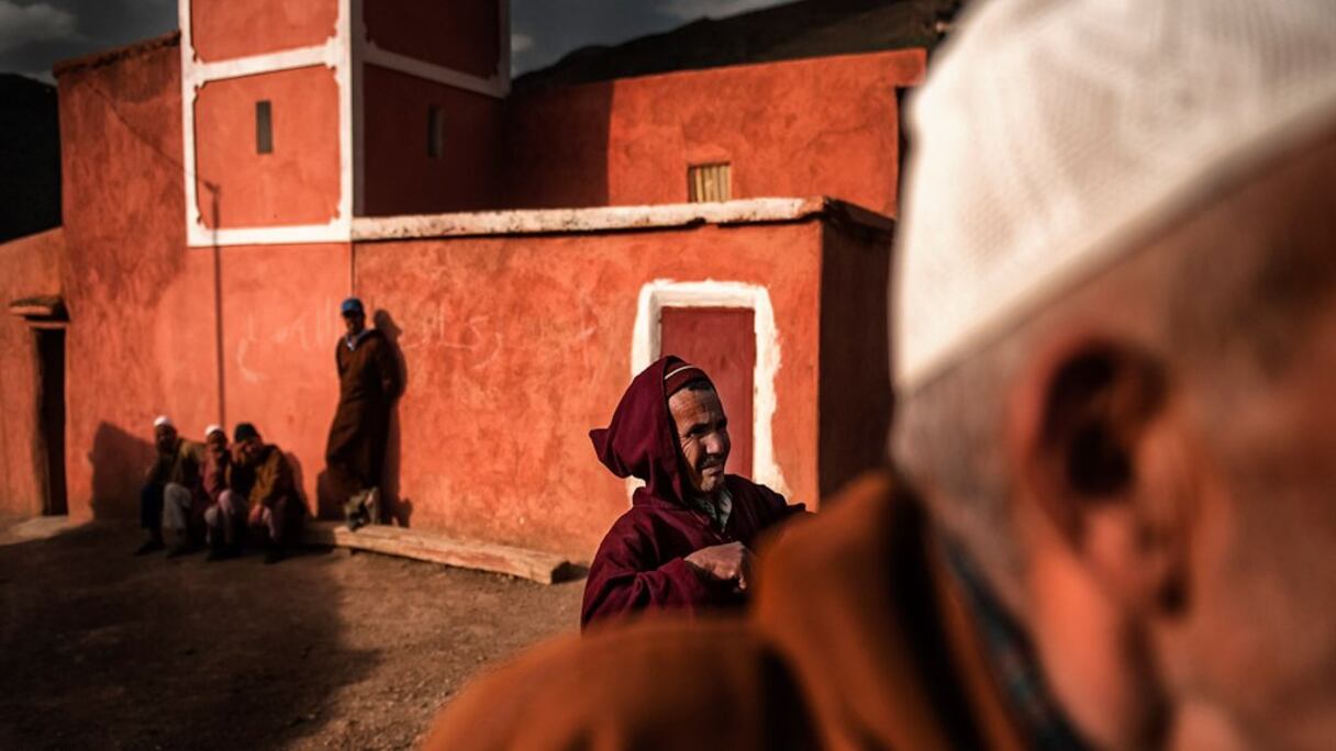 Incroyable harmonie des couleurs, des hommes et du monde. Les habitations, humbles, certes. Mais flambloyantes, comme la terre qui les porte. 

