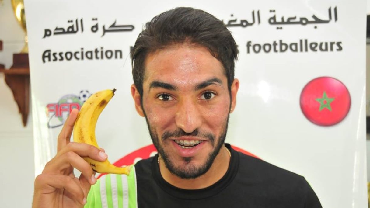 Yassine Salhi, le milieu du Raja, a la banane en main et sur le visage. 
