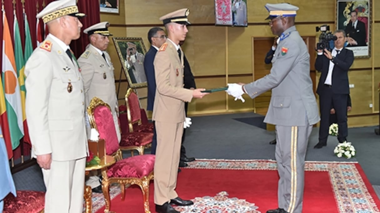 Le Prince héritier Moulay El Hassan remettant des brevets de l’enseignement militaire supérieur. 
