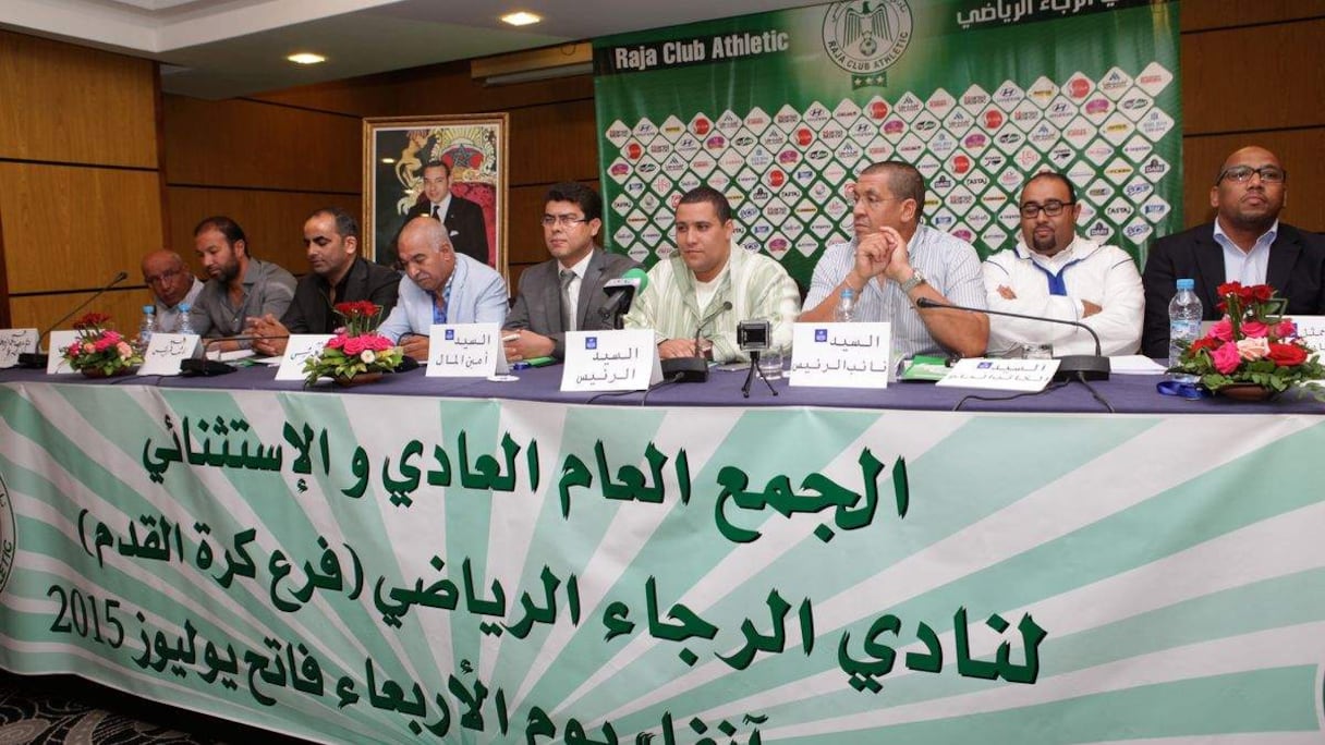 Tout le bureau directeur du Raja Casablanca réuni sur l'estrade. 
