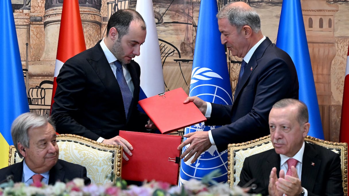 Le ministre ukrainien des Infrastructures, Oleksandr Kubrakov, le SG de l'ONU, Guterres, le président turc, Erdogan,  assistent à la signature d'une initiative sur la sécurité du transport des céréales et des denrées alimentaires, à Istanbul, le 22 juillet 2022
