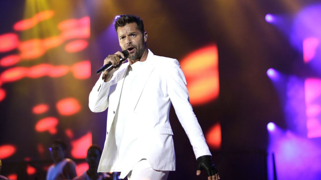 Sous les halos embrasés des lumières, tenant son micro de sa main tatouée au henné, le chanteur tisse avec ses fans un dialogue de charme. 
