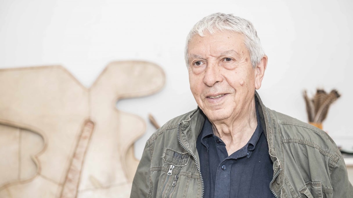 Farid Belkahia est né en1934 à Marrakech. Diplômé, entre autres, de l’Ecole des Beaux-Arts de Paris, il aura une première période expressionniste avant de s'orienter vers un art plus géométrique et une diversifié de supports, cuivre, peau teintée.
