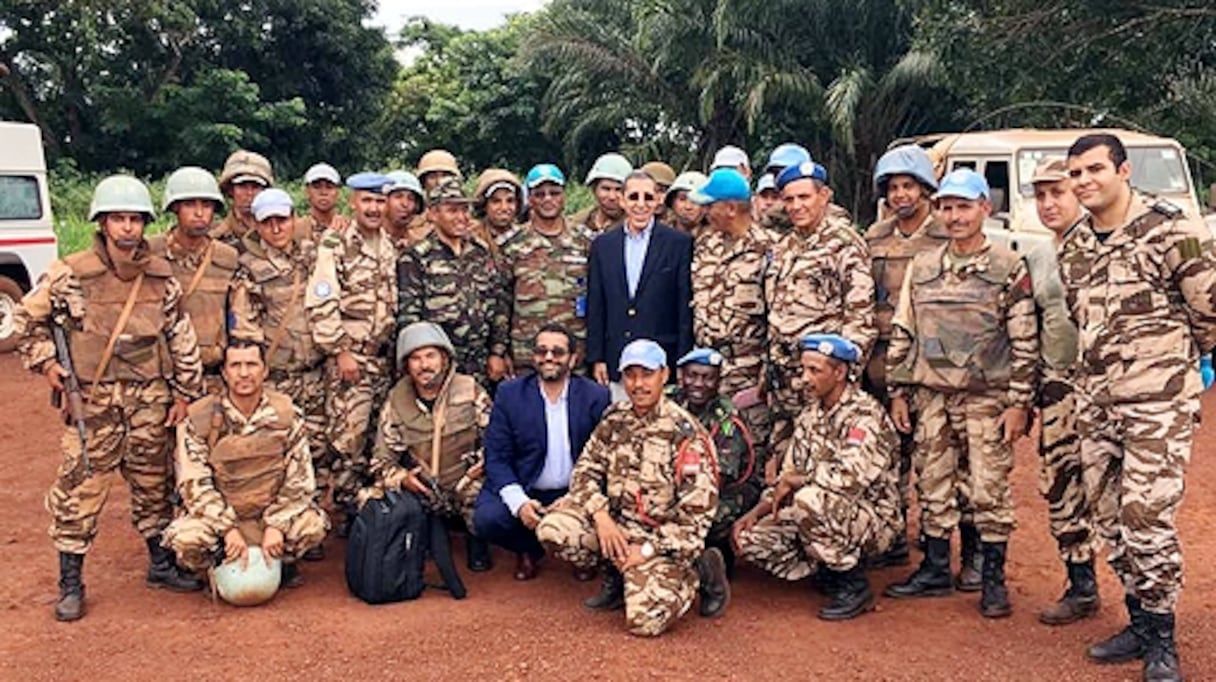 L’Ambassadeur du Maroc à l'ONU, Omar Hilale avec des Casques bleus marocains en République centrafricaine.
