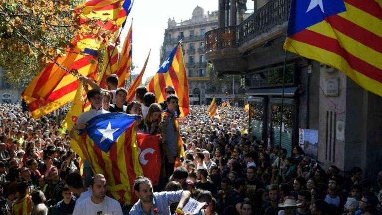 Des manifestants brandissent des drapeaux catalans à Barcelone le 20 septembre 2017.
