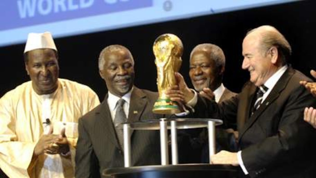 Qumar Kanare (Union africaine), Thabo Mbeki (président Afrique du Sud), l´ex-secrétaire général UN Kofi Annan et le Président FIFA Sepp Blatter lors de la désignation de l'Afrique du Sud. 
