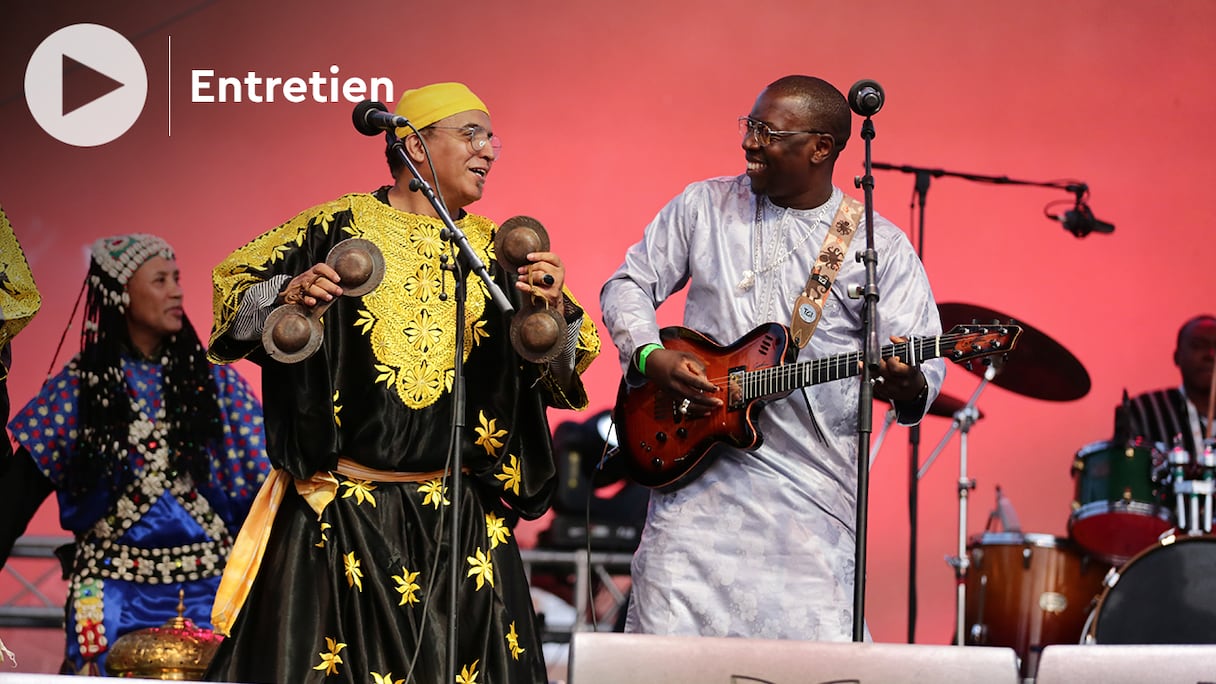 Vieux Farka Touré et le maâlem Abdesslam Alikane, place Moulay El Hassan à Essaouira, le 3 juin 2022. 
