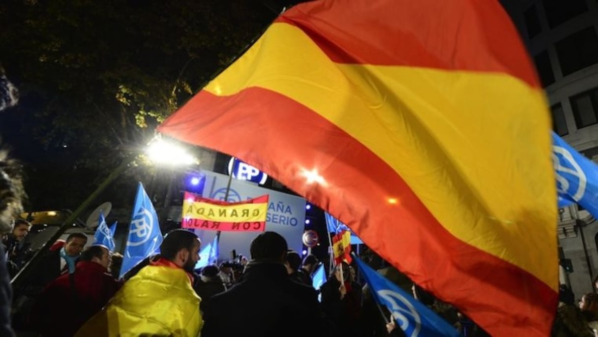 Des militants du Parti populaire (PP, au pouvoir), devant le siège du parti à Madrid.
