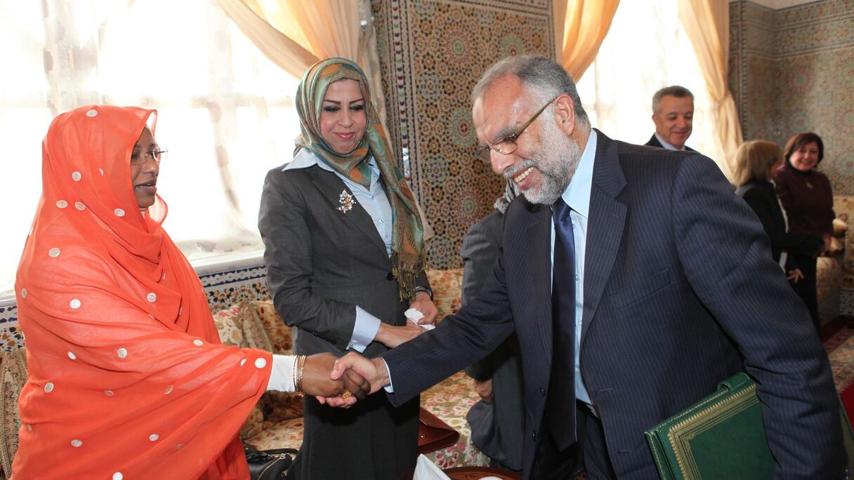 Abdellah Baha fait la connaissance des ces dames...
