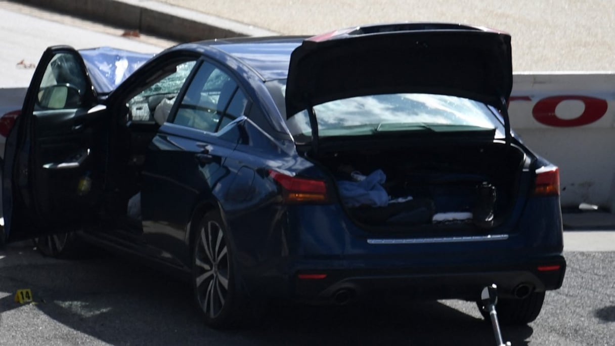 Une voiture s'est écrasée contre une barrière près du Capitole américain, le 2 avril 2021 à Washington. Un officier de police a été tué et un autre a été blessé lors de cette attaque. 
