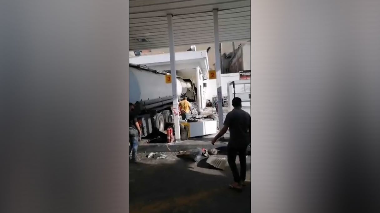 Le camion-citerne encastré dans le bureau de la station-service (Capture d'écran). 
