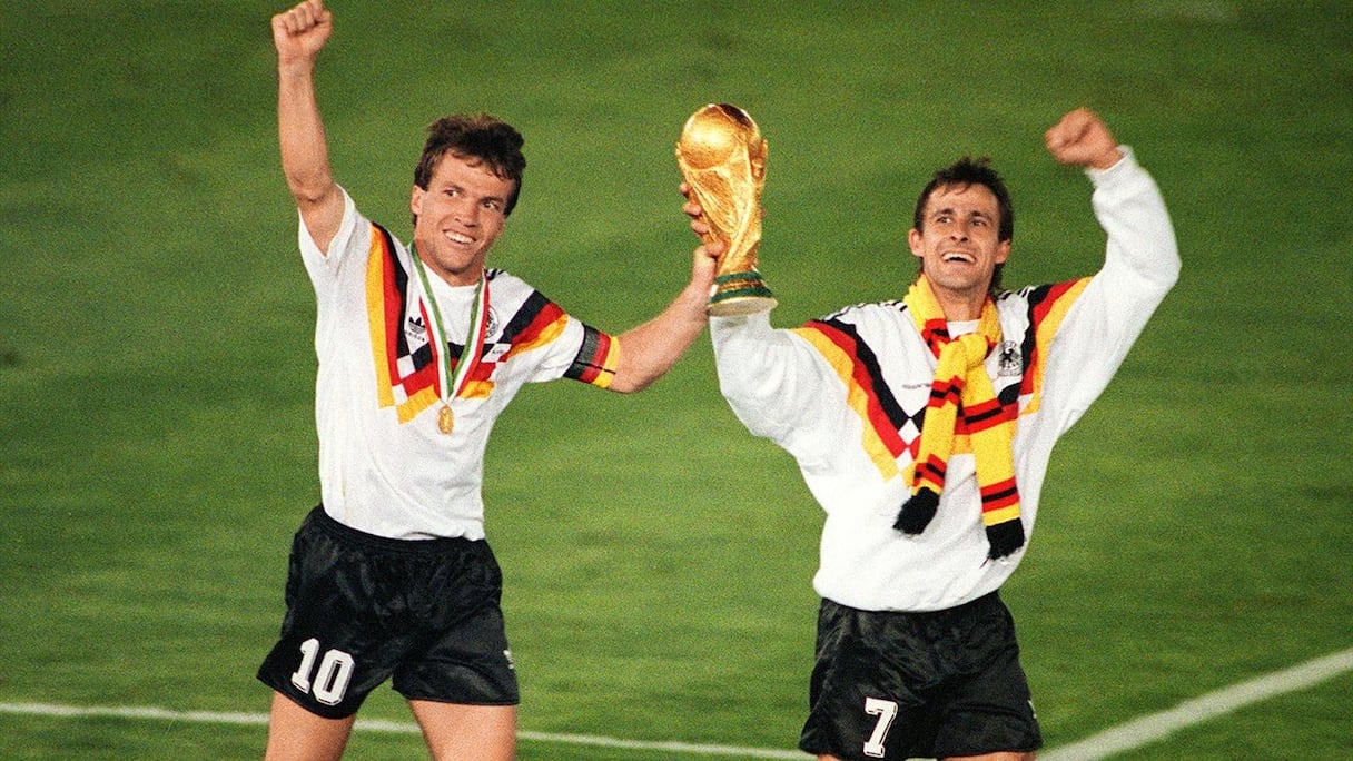 Lothar Matthäus, le capitaine allemand brandit la Coupe du Monde, la première depuis la réunification en 1989.