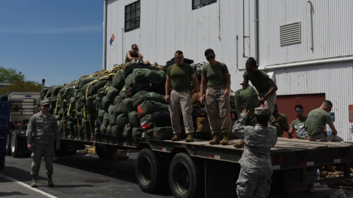 Des Marines s'apprêtant à faire le déplacement à Agadir pour l'Africain Lion 2017.
