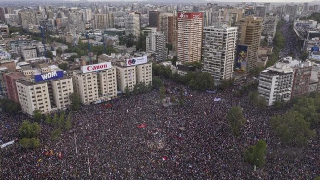 Des milliers de personnes protestent à Santiago du Chili, le 25 octobre 2019, une semaine après le début de violentes manifestations.
