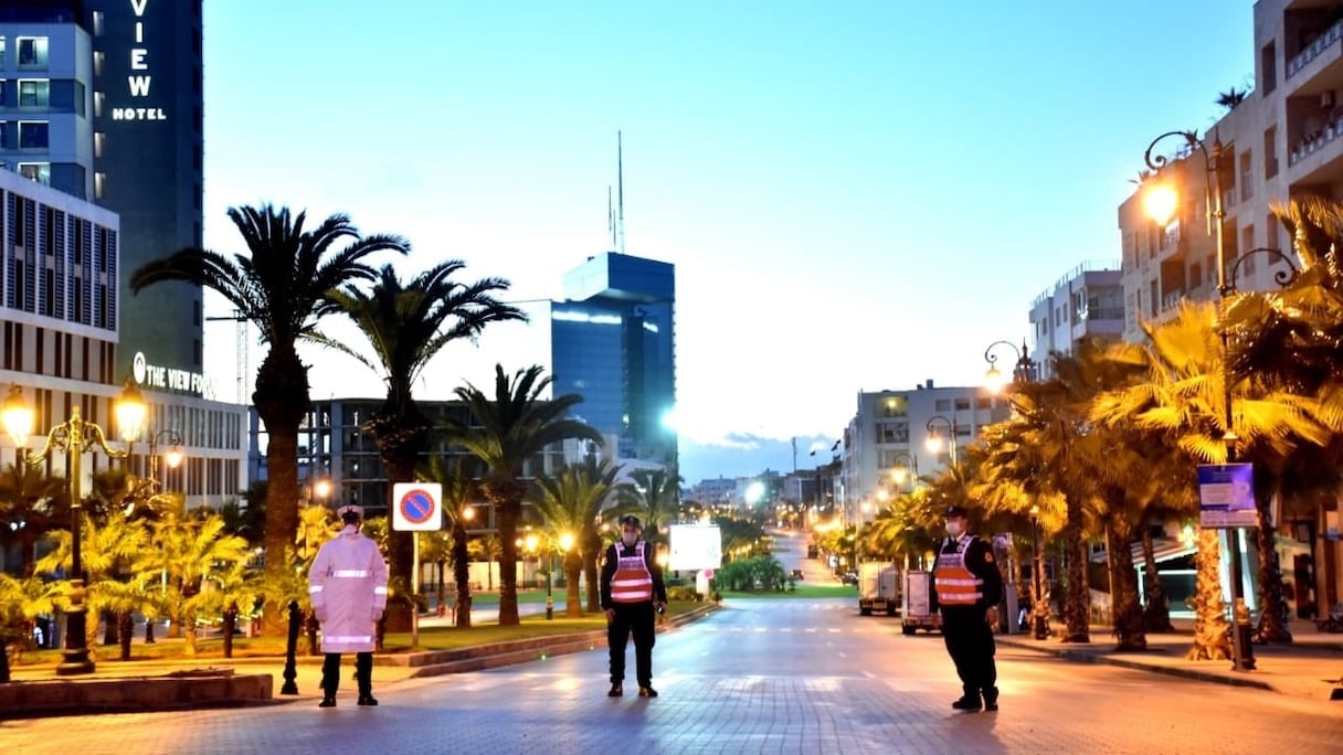 Des agents de la DGSN veillant à l'ordre public, en application des mesures de précaution nécessaires à la lutte contre la propagation du coronavirus, ici à Rabat.
