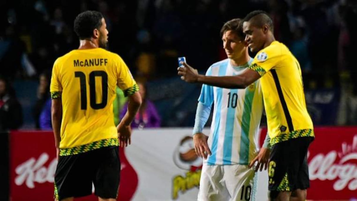 Un attaquant Jamaïquain demande un selfie à Lionel Messi après un match. 
