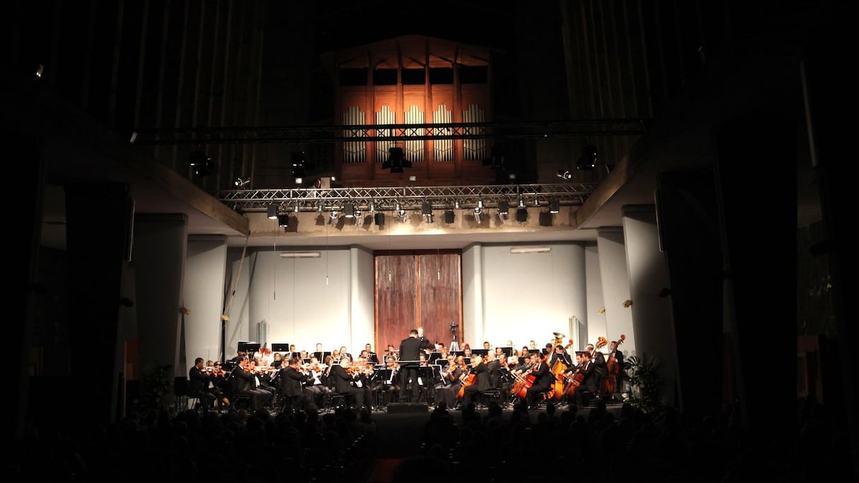 Une scène qui s'illumine soudain, enchanteresse, dans cette église qui fait partie des joyaux de Casablanca et dont l'espace, qui se prête à merveille aux concerts, sublime chaque note de musique.  
