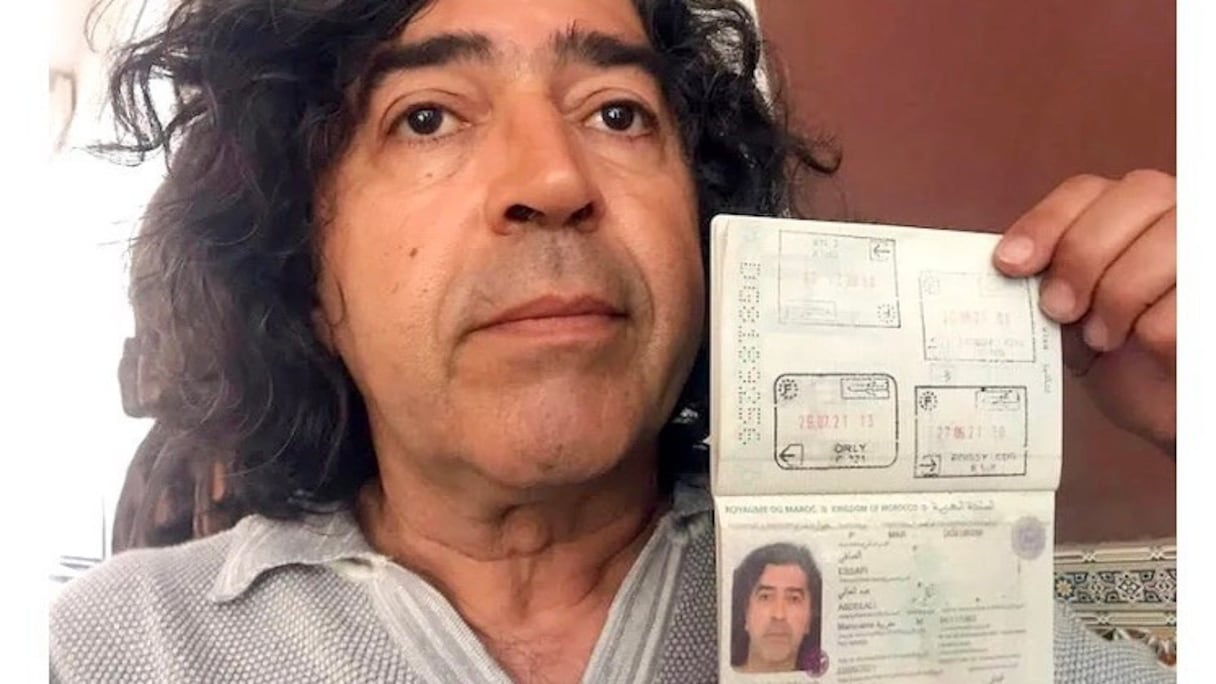 Ali Essafi montre son visa de retour dans l'espace Schengen. 
